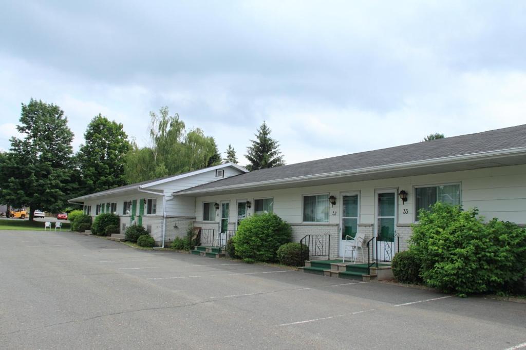 Motel A La Claire Fontaine Plessisville Exterior photo